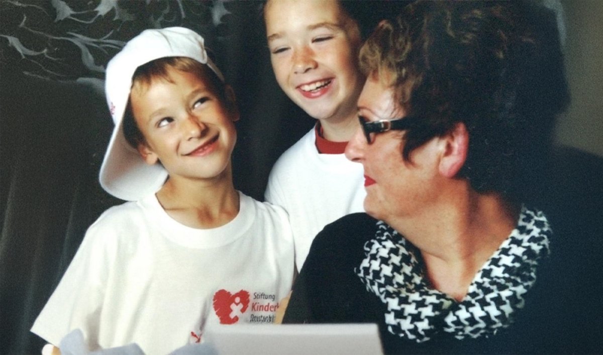 Tom Fischer und sein Bruder als Kinder gemeinsam mit ihrer Großmutter. 