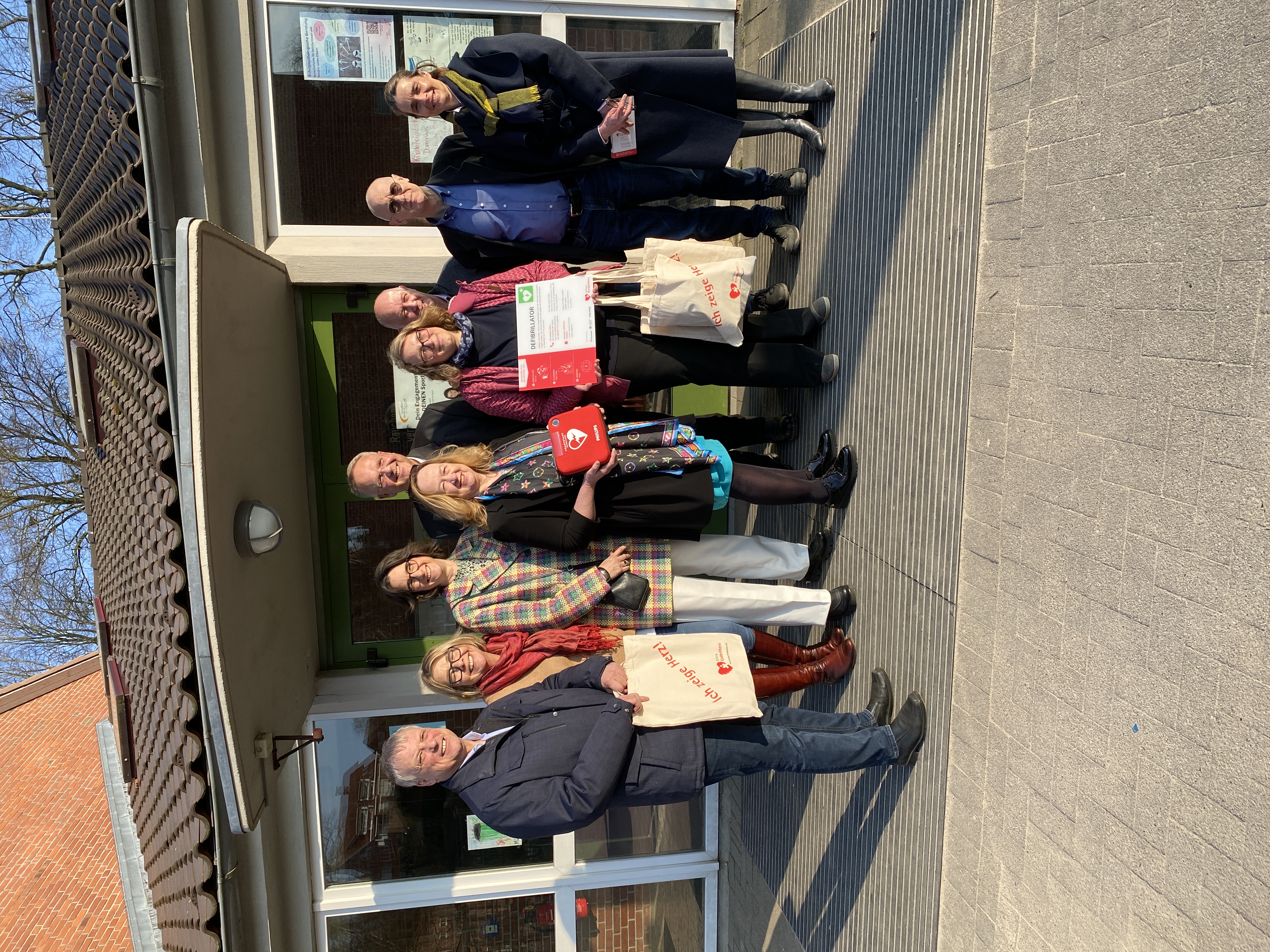 In einem feierlichen Rahmen mit vielen beteiligten Spendern wird der Defibrillator an die Grundschule in Lütjenburg übergeben.